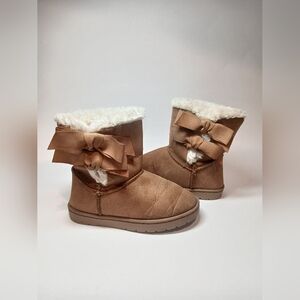 Sugar Cozy Tan Bow-Accent Toddler Boots. Size 8